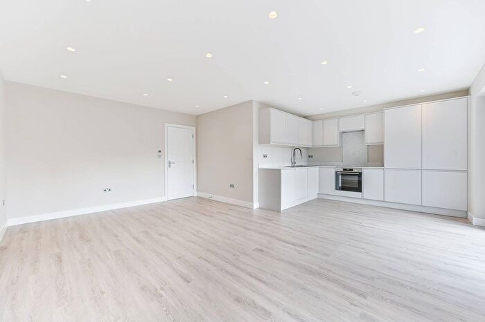 3 Bedroom Flat To Rent In Dunheved Road North, Croydon, Thornton Heath, CR7