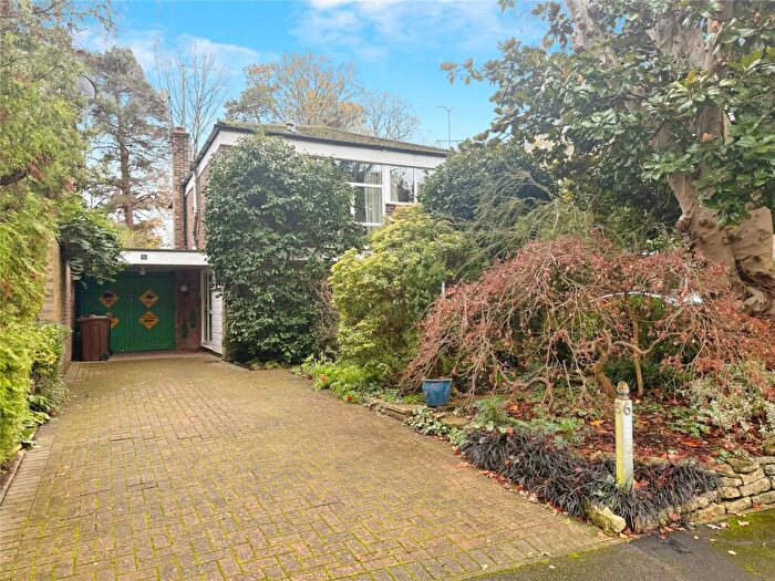 3 Bedroom Link Detached House For Sale In The Paddock, Crowthorne, Berkshire, RG45