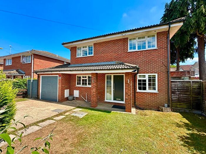 4 Bedroom Detached House For Sale In Coleford Close, Mytchett, GU16
