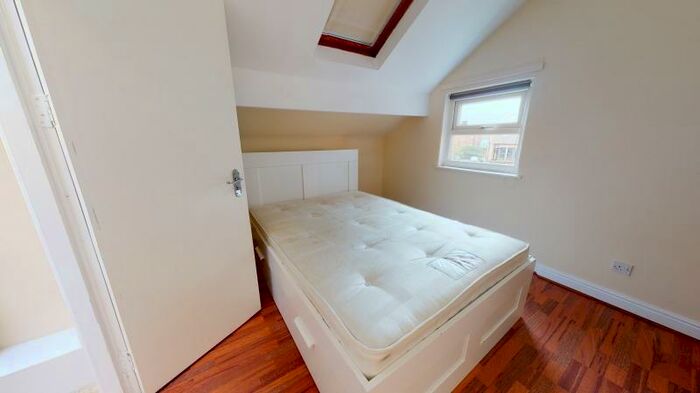 1 Bedroom Property To Rent In St Michael`s Lane, Headingley, Leeds, LS6