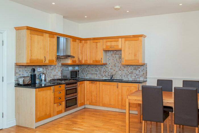 2 Bedroom Apartment To Rent In Hatch Lane, SL4