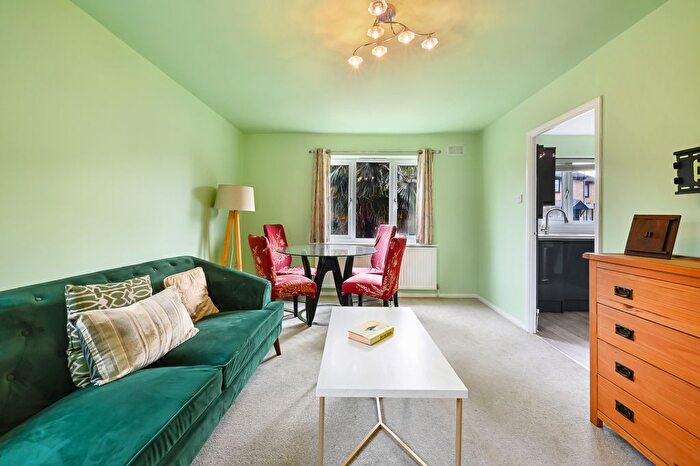 2 Bedroom Flat To Rent In Bowman Mews, SW18