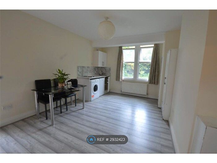 Studio To Rent In Blakemore Road, London, SW16