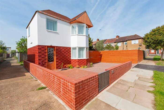 2 Bedroom Detached House For Sale In Salcombe Way, Ruislip, HA4