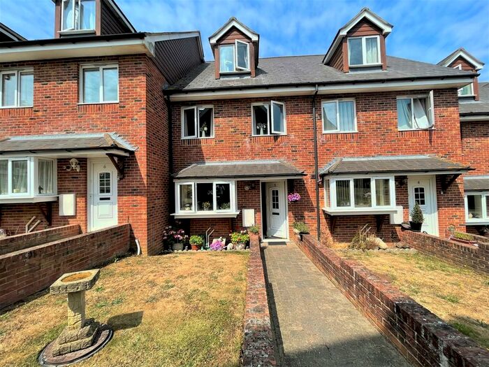 4 Bedroom Terraced House To Rent In Kingfisher Close, Newport, PO30