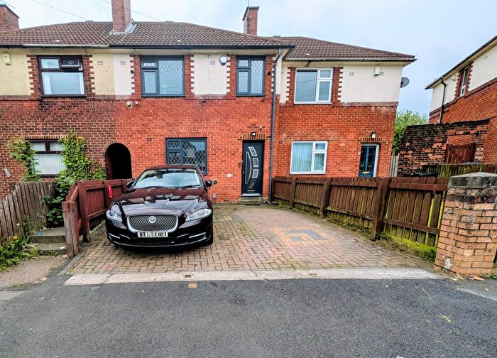 3 Bedroom Semi-Detached House For Sale In Halcyon Way, Bradford, BD5