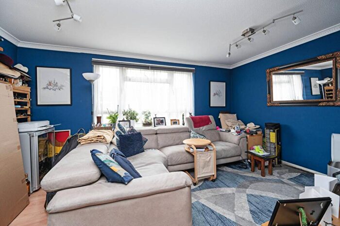 2 Bedroom Maisonette To Rent In Mansford Street, Tower Hamlets, London, E2