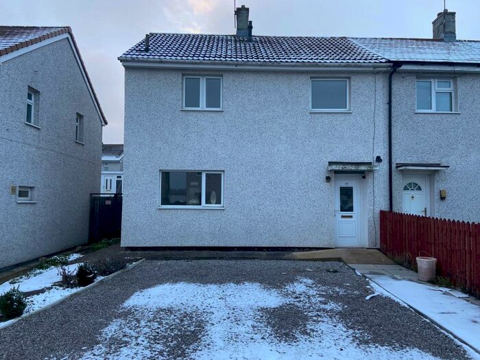 3 Bedroom Semi-Detached House To Rent In Hucklow Avenue, North Wingfield, S42