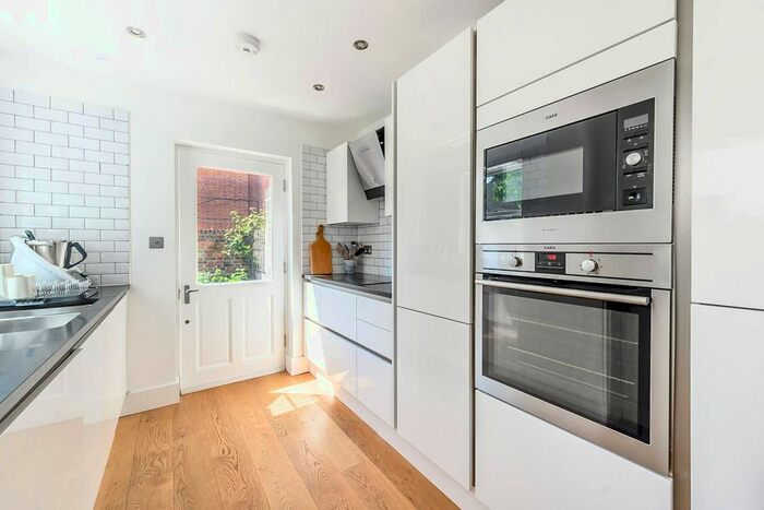2 Bedroom Flat To Rent In Sydney Street, Chelsea, London, SW3