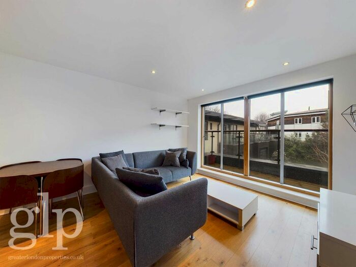 1 Bedroom Flat To Rent In Houghton Square, Clapham North, SW9