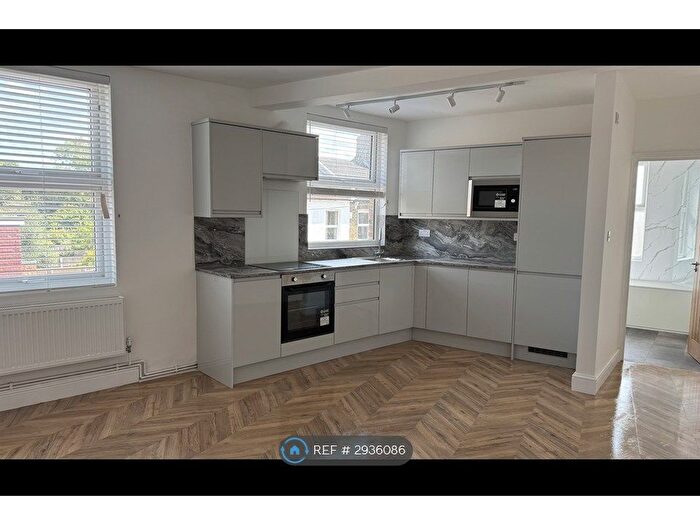 3 Bedroom Flat To Rent In Foxberry Road, London, SE4