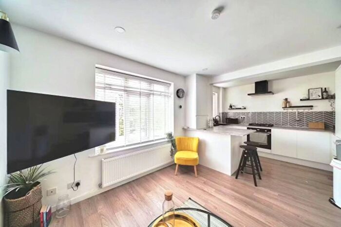 1 Bedroom Flat For Sale In Ashdown Way, Tooting Bec, London, SW17