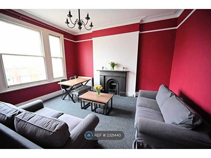 2 Bedroom Flat To Rent In The Avenue, London, W13