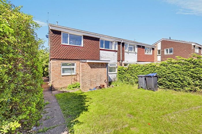 2 Bedroom Maisonette For Sale In Yewtree Court, Northampton, NN3