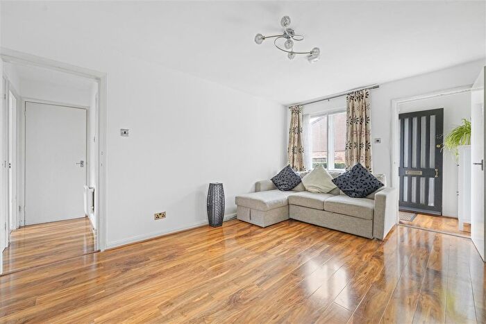 1 Bedroom Flat To Rent In Raglan Close, TW4