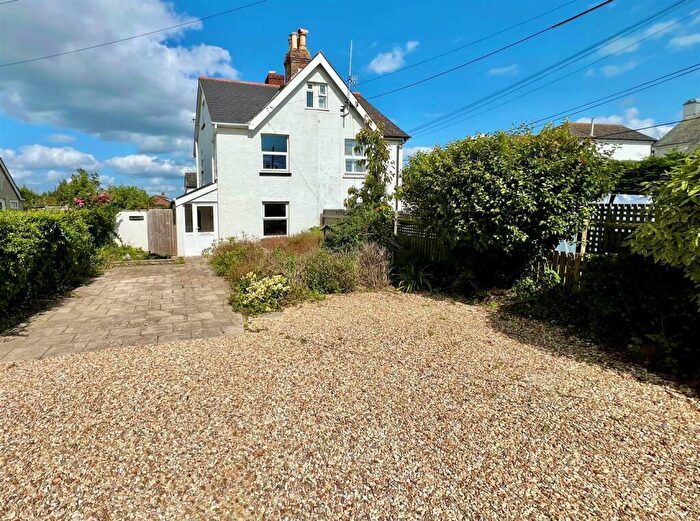 3 Bedroom Detached House To Rent In The Square, Freshwater Bay, PO40