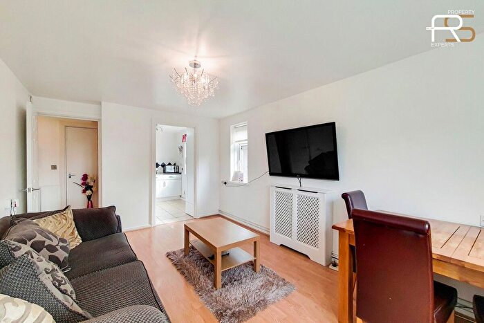 1 Bedroom Flat To Rent In Russets Close, Chingford, E4