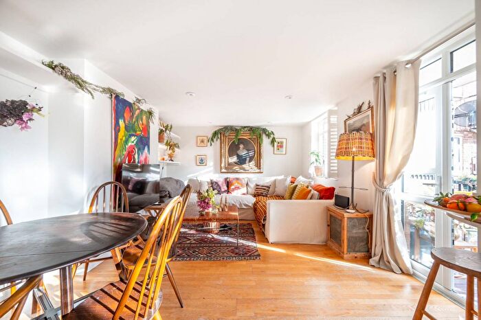 2 Bedroom Flat For Sale In Westbourne Grove, Notting Hill, London, W11