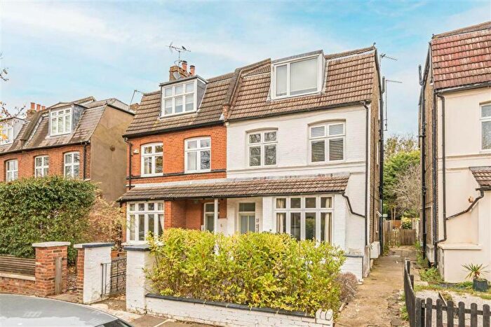 2 Bedroom Flat For Sale In Cedars Road, Hampton Wick, KT1