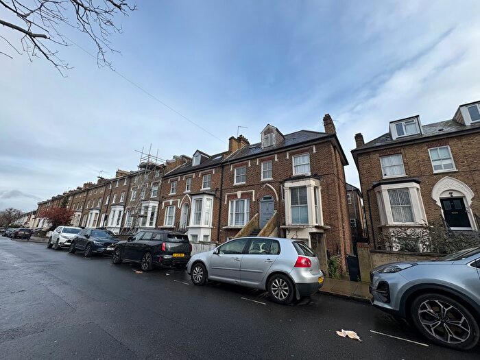 3 Bedroom Flat To Rent In Adelaide Grove, London, W12