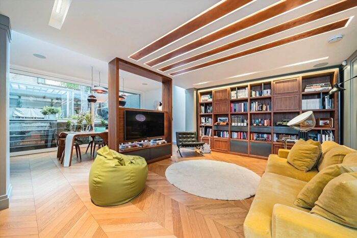 4 Bedroom Property To Rent In Vicarage Gate, Kensington, W8