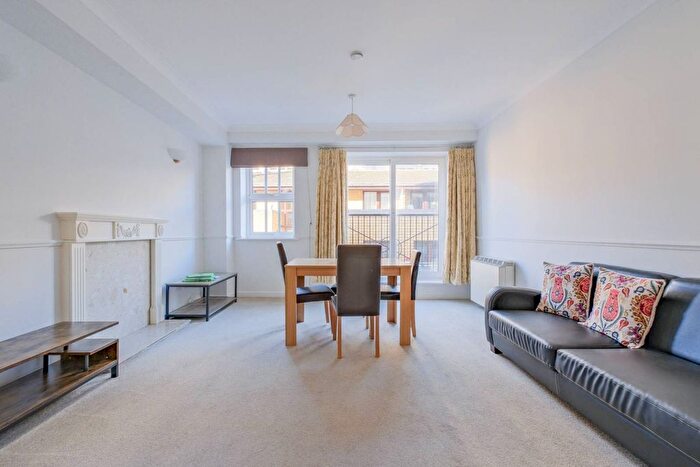 2 Bedroom Flat To Rent In Cartwright Street, Tower Hill, London, E1