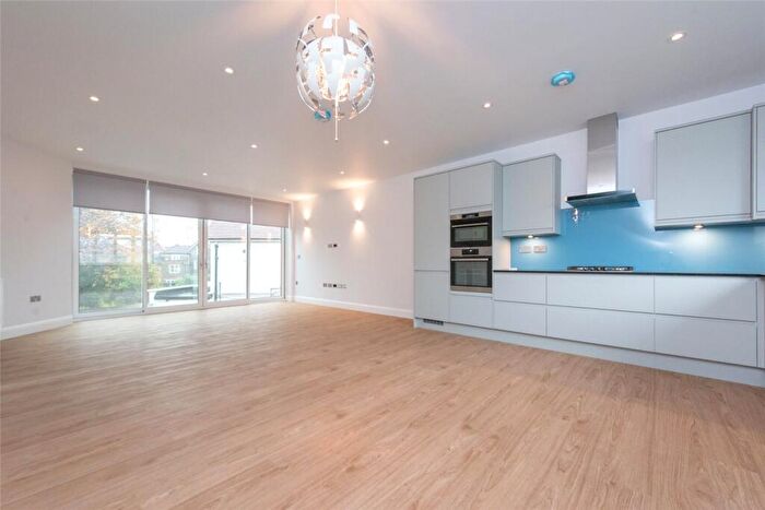3 Bedroom Apartment To Rent In Chatsworth Road, London, NW2