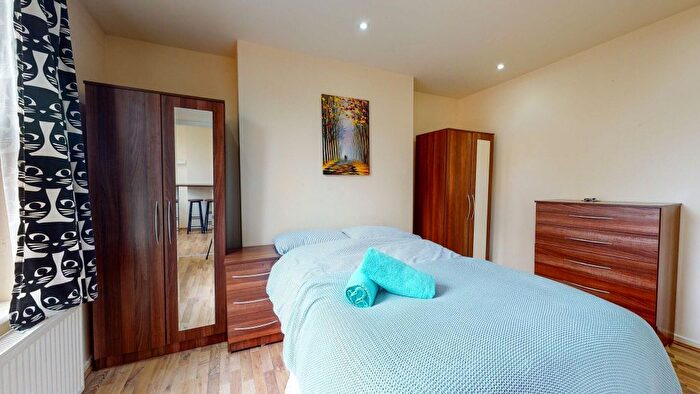 Studio To Rent In Ash Grove, London, NW2