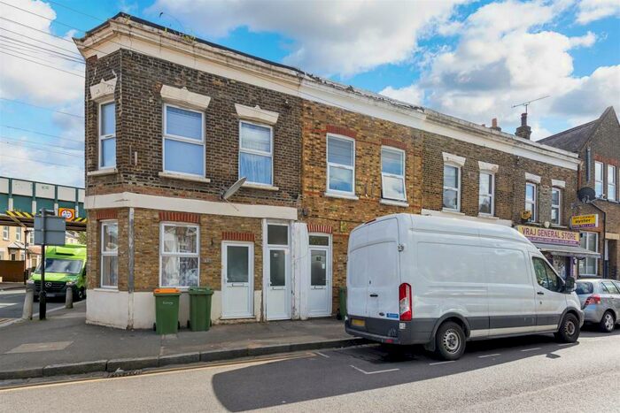 2 Bedroom Flat To Rent In Station Road, Forest Gate, London, E7