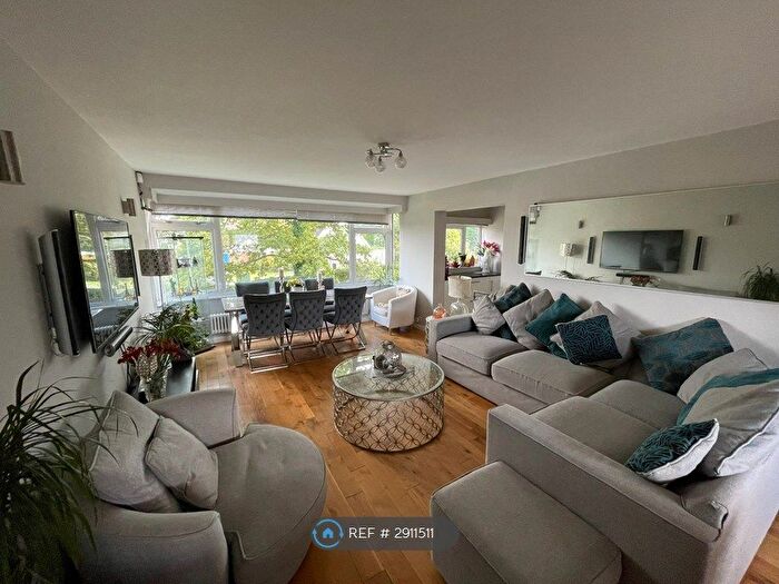 3 Bedroom Flat To Rent In Boxgrove Road, Guildford, GU1