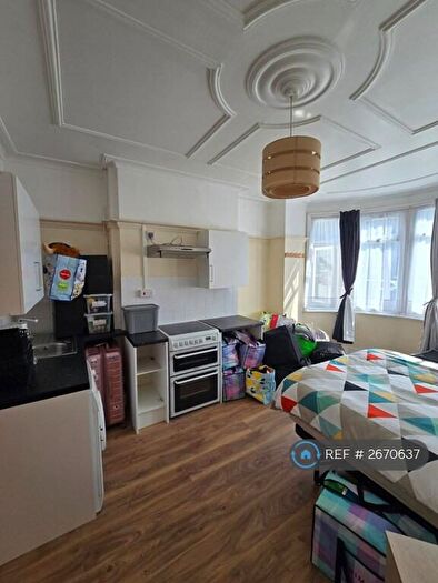 Studio To Rent In Berkshire Gardens, London, N13