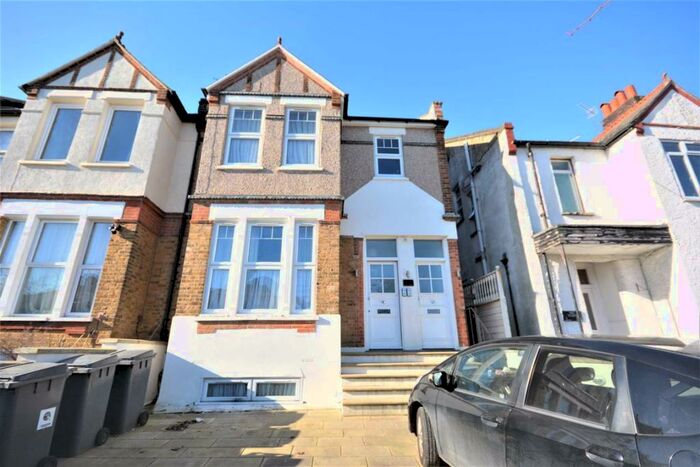 3 Bedroom Flat To Rent In Sunny Gardens Road, London, NW4