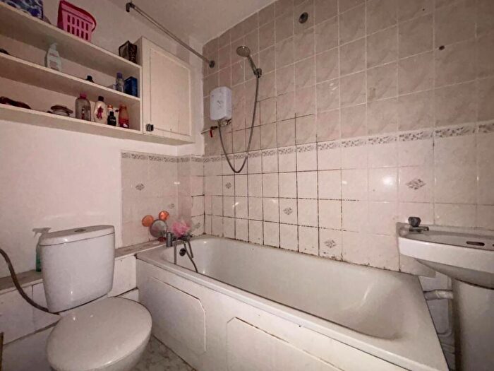 1 Bedroom Flat For Sale In A Avenue Road, Haringey, London, N15