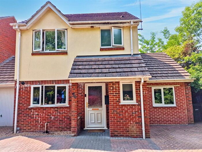 3 Bedroom Detached House For Sale In Bramingham Road, Luton, LU3