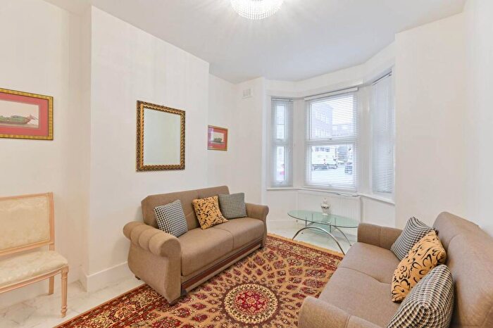 1 Bedroom Flat For Sale In Mossbury Road, Clapham Junction, London, SW11