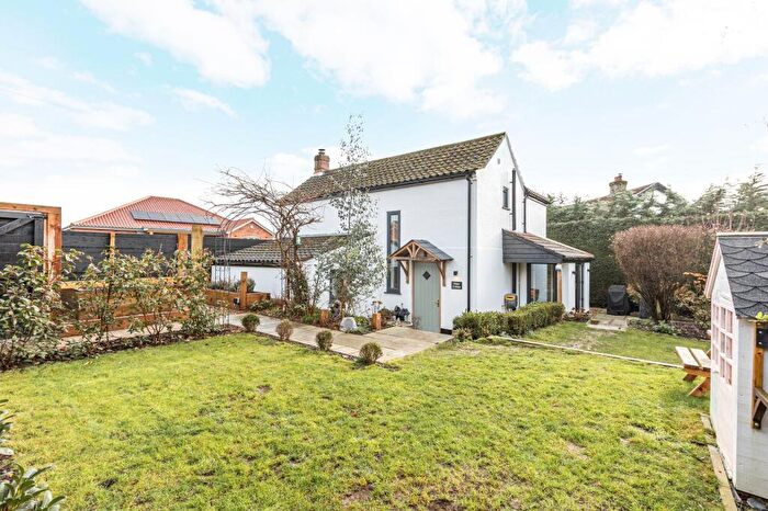 3 Bedroom Detached House For Sale In Inviting Detached Cottage In Great Plumstead, NR13