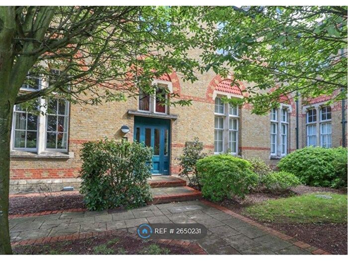 2 Bedroom Flat To Rent In Alexandra Court, Watford, WD24