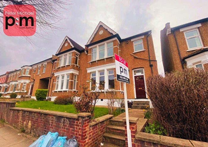 2 Bedroom Apartment To Rent In Brownlow Road, Bounds Green, N11