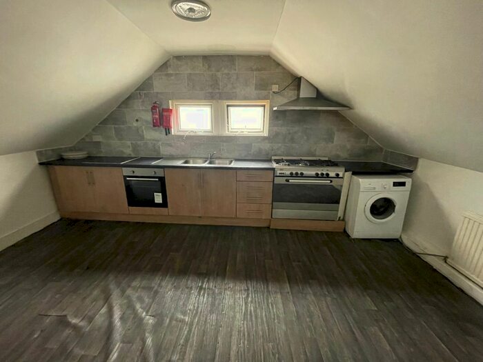 5 Bedroom Flat To Rent In Upton Lane, Forest Gate, E7