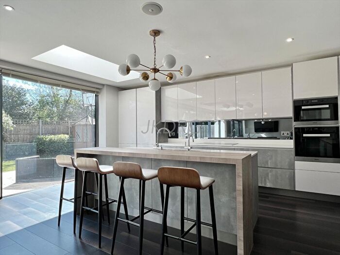 5 Bedroom Detached House To Rent In Fairgreen East, Enfield, EN4