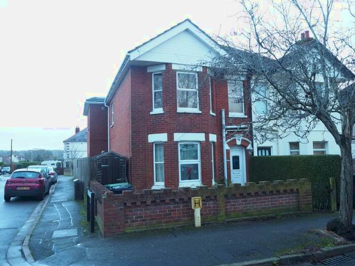 2 Bedroom Flat To Rent In Jumpers Avenue, , Christchurch, BH23