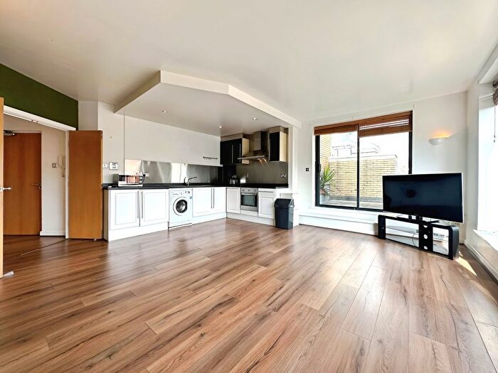 2 Bedroom Flat To Rent In South Parade, Leeds, West Yorkshire, LS1