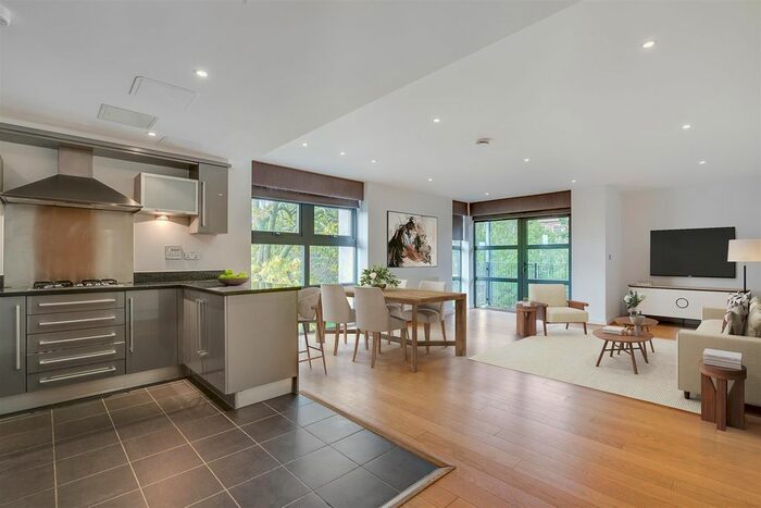 3 Bedroom Flat To Rent In Whitelands Crescent, London, SW18