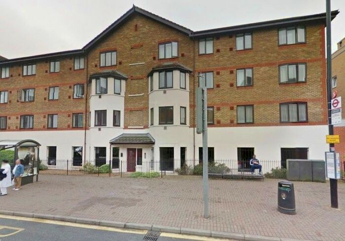 2 Bedroom Flat To Rent In Juniper Court, Hounslow, TW3