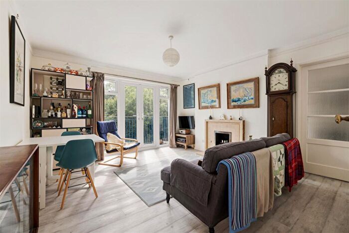 2 Bedroom Apartment For Sale In The Bridle Path, Woodford Green, IG8