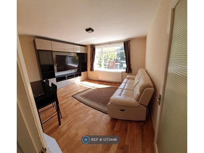 1 Bedroom Flat To Rent In Bramlands Court, London, SW19