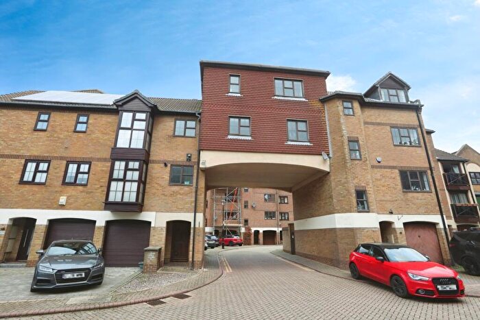 2 Bedroom Maisonette For Sale In Esplanade, Rochester, ME1