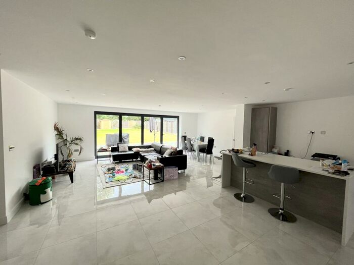 4 Bedroom Semi-Detached House To Rent In Cavan Drive, St Albans, AL3