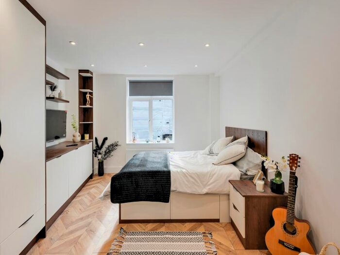 Apartment To Rent In Apt, Yelland House #, BS1