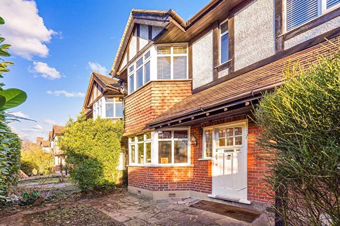 2 Bedroom Maisonette For Sale In Woodleigh Gardens, Streatham, SW16